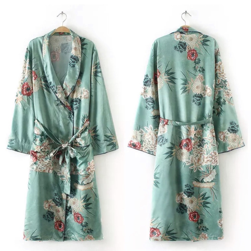5 ⭐️ Rated Satin Kimono Cardigan Duster NWT Floral - Picture 6 of 9